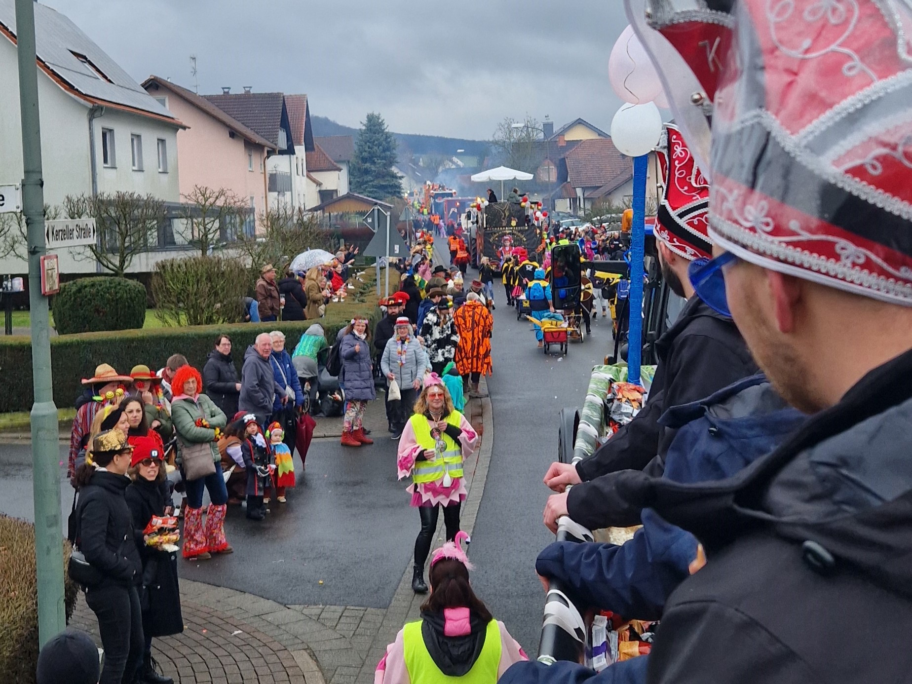 Närrischer Lindwurm mit 18 Zugnummern schlängelt sich durch Hattenhof