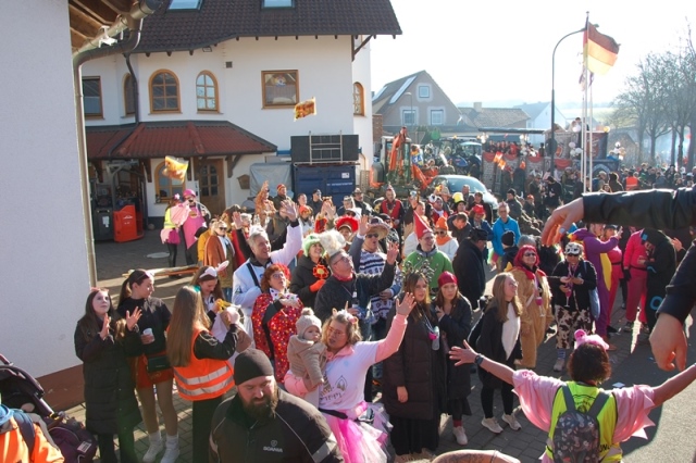 Bunter Fastnachtsumzug in Hattenhof: „Summer-Feeling“ mitten im Winter
